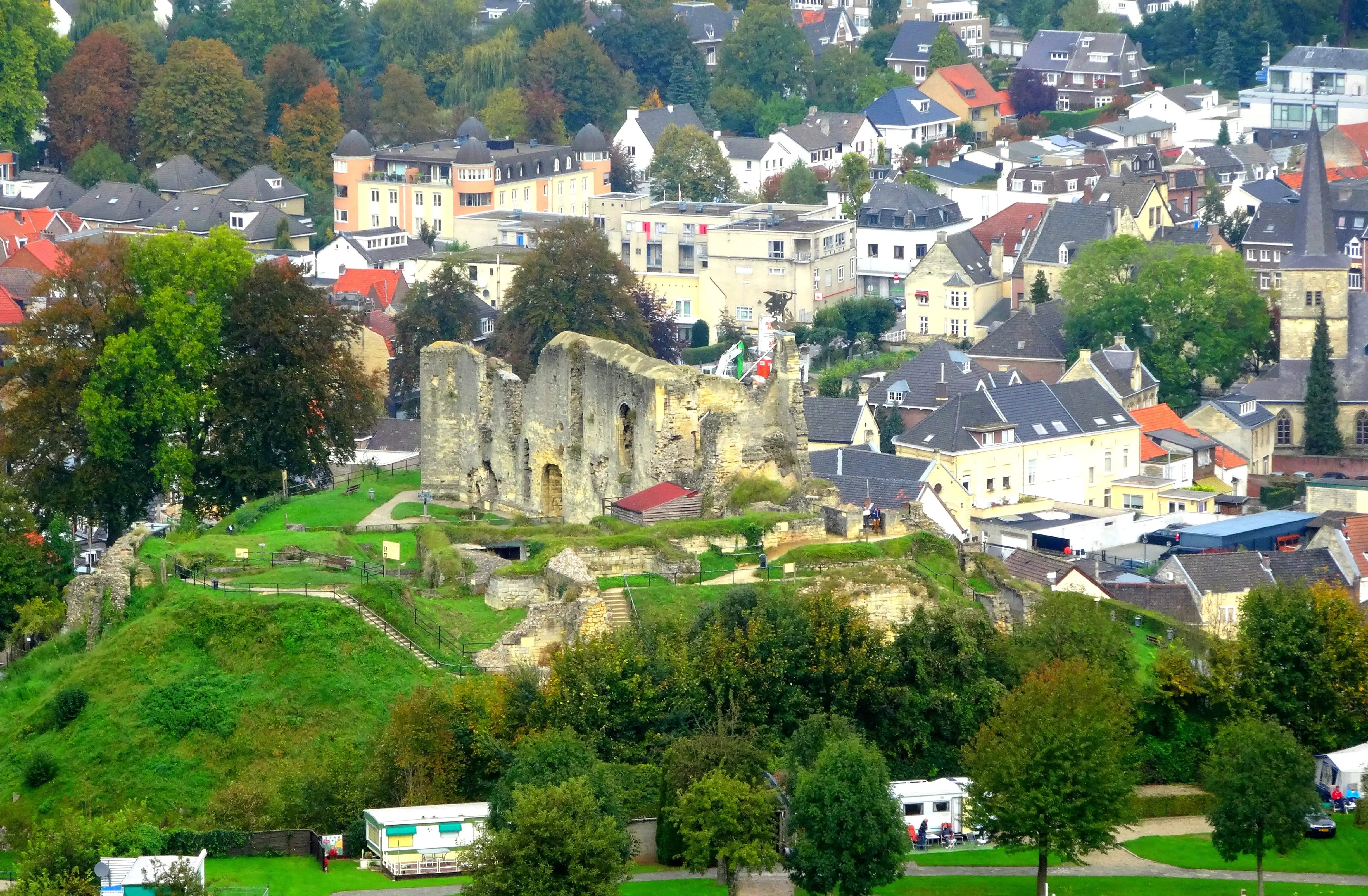 Kasteelruine boven centrum Valkenburg