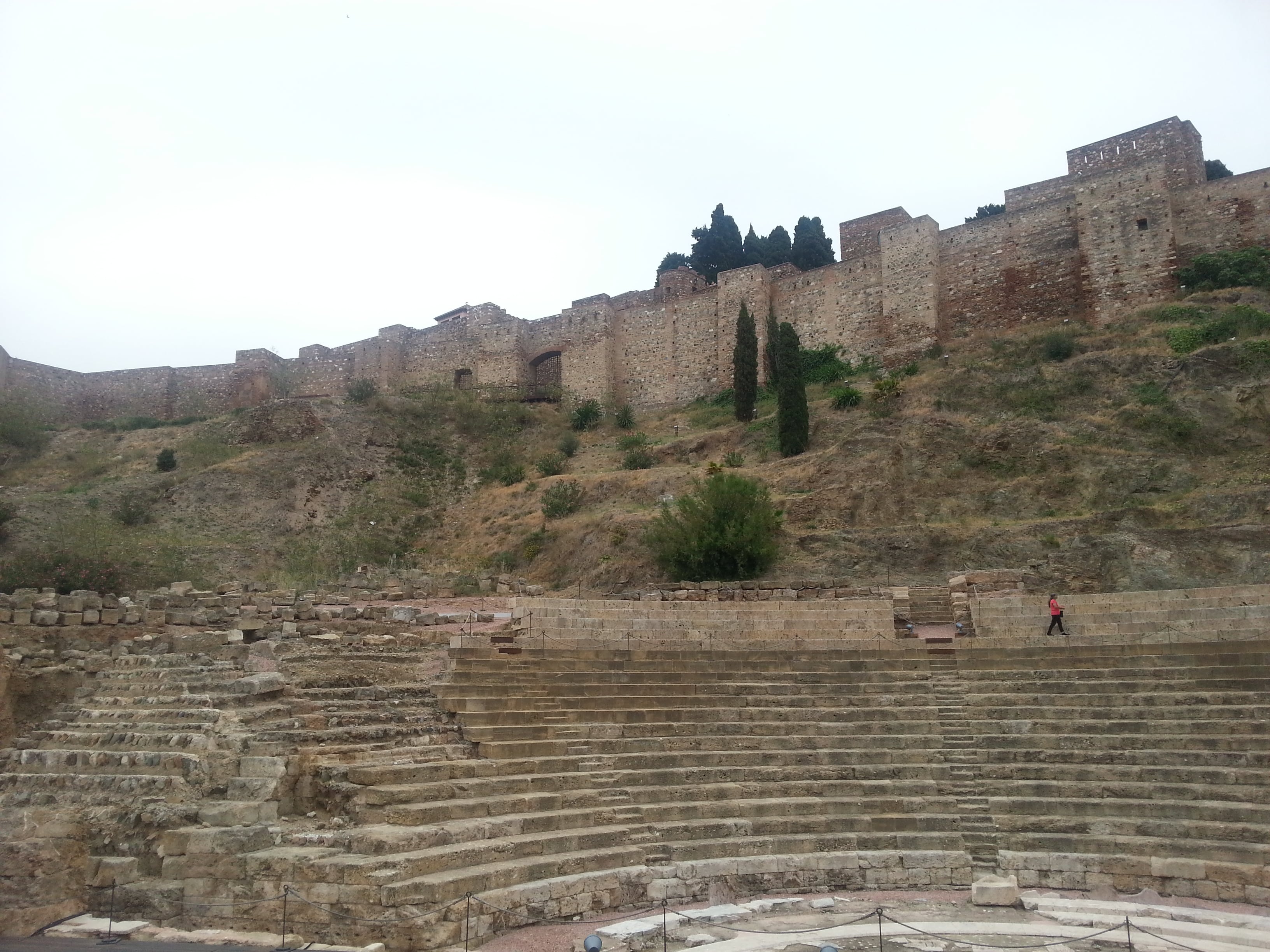 Málaga.Teatro romano y muralla de la Alcazaba árabe