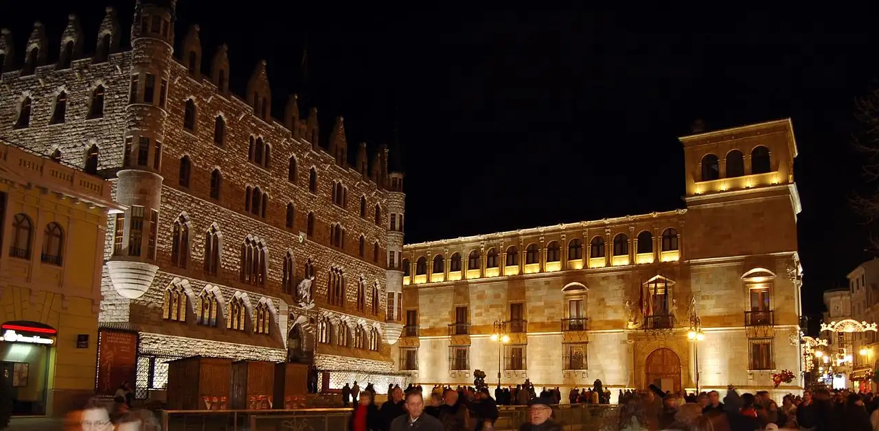 Plaza de San Marcelo por la noche, León 