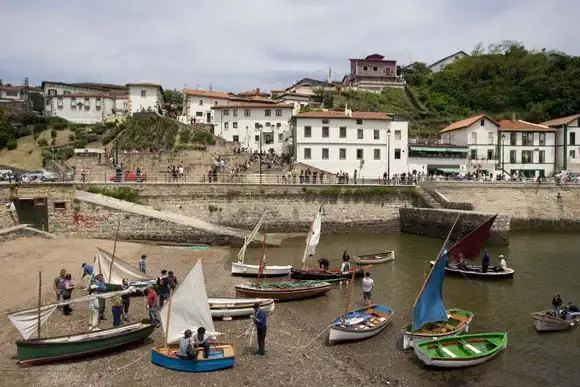 Vista del Puerto Viejo con sus casas típicas vascas