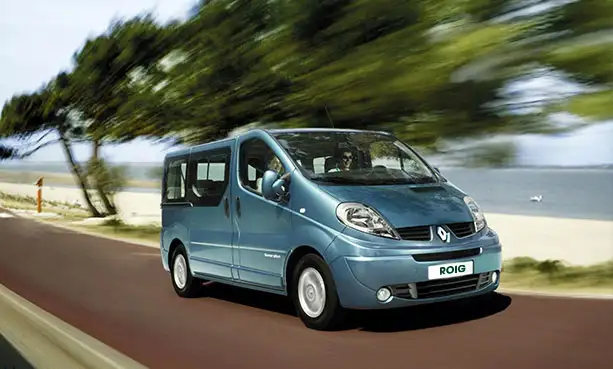 Autocares Pou RENAULT TRAFIC 9 Pasajeros Aire Acondicionado