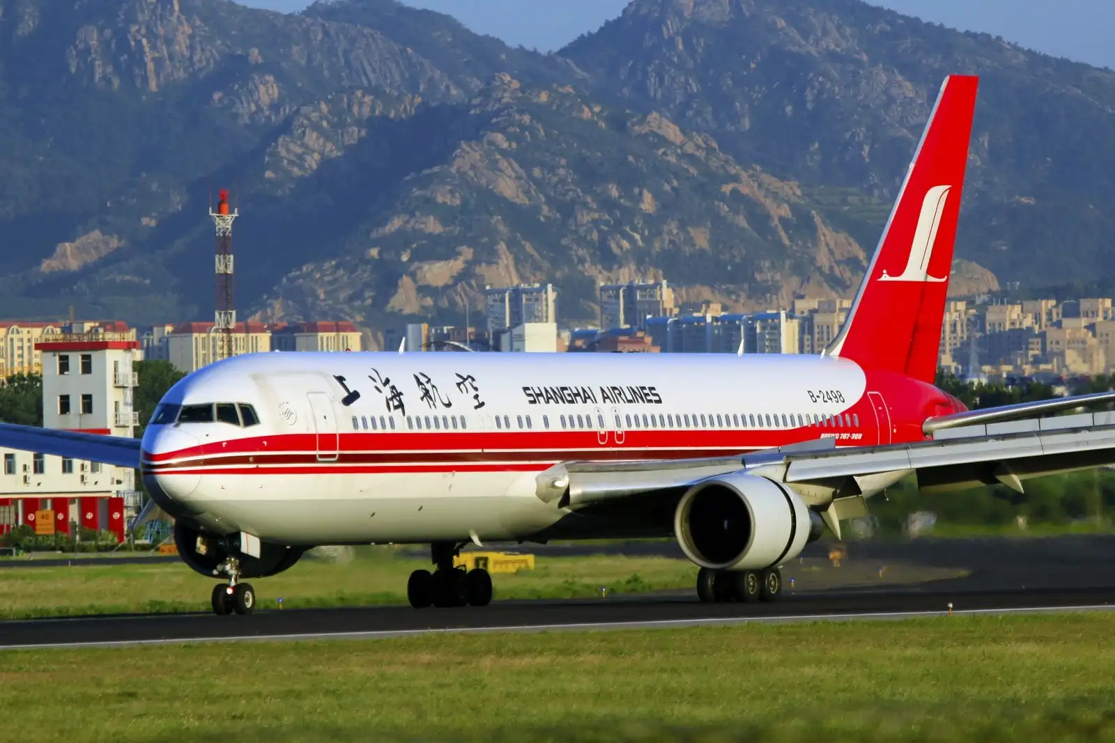 B-2498  Shanghai Airlines  Boeing 767-36D  TAO