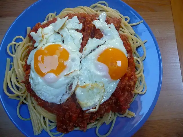 Pasta Bolognesa con Huevos 