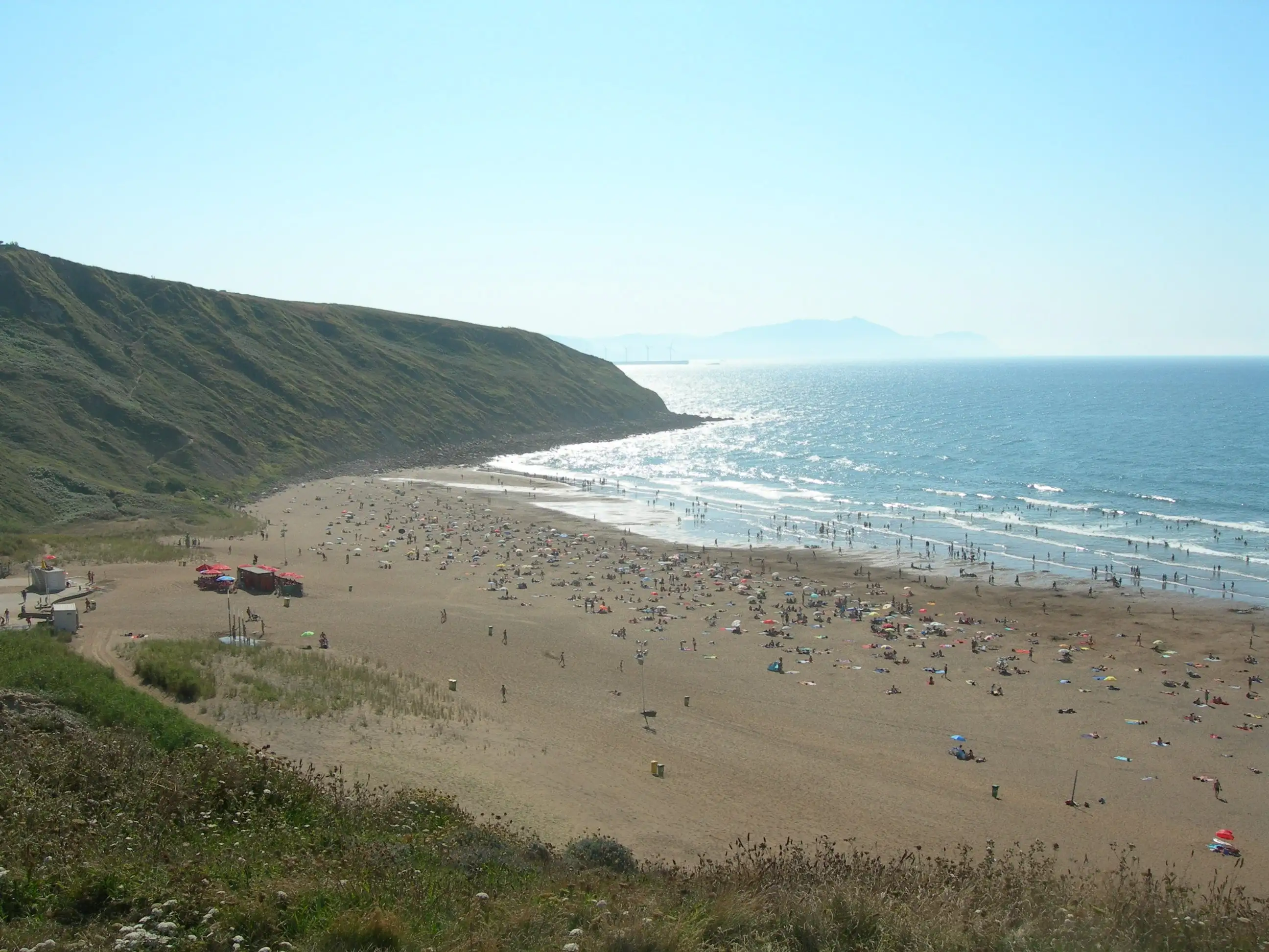 Playa Barinatxe con el camino de la ruta por arriba