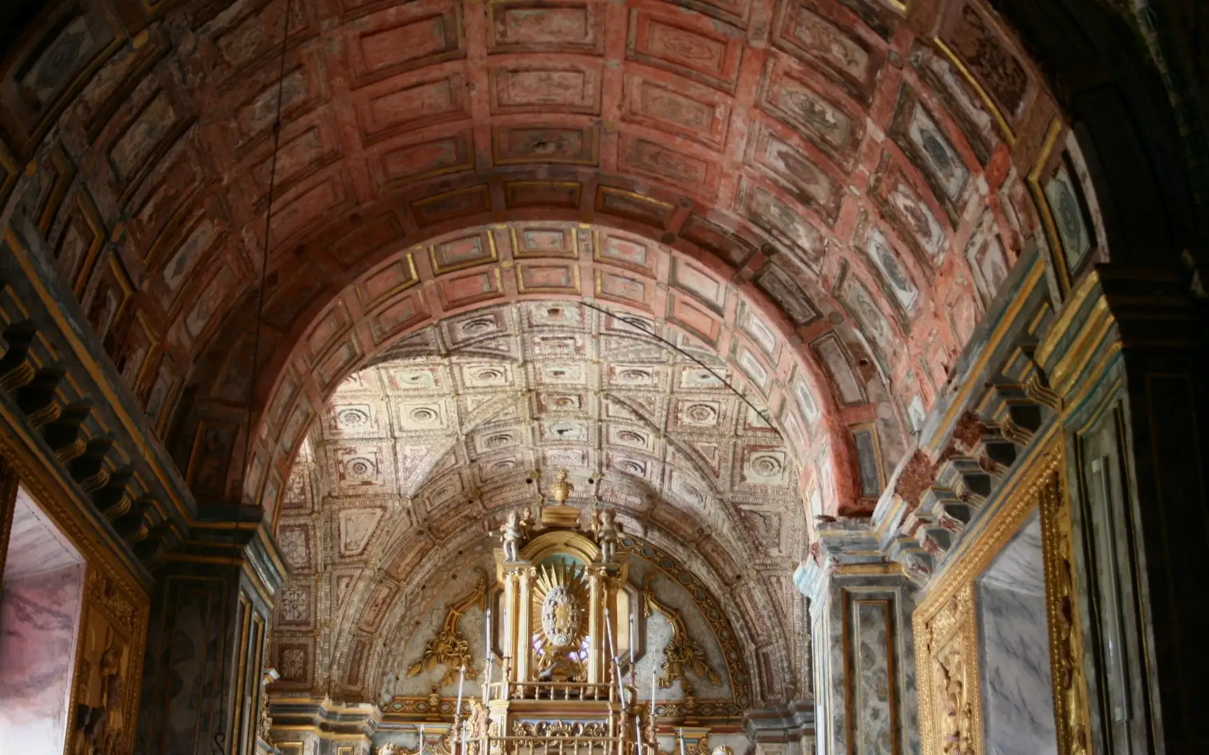 Baroque arch inside Sé cathedral