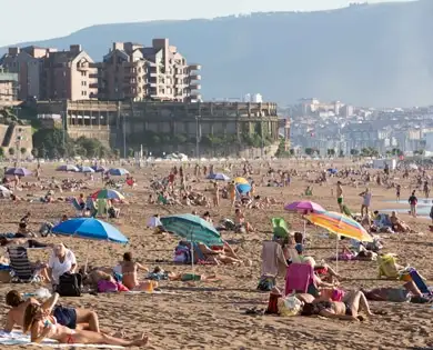 Hermoso día soleado en Playa de Ereaga