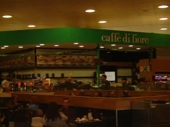 Een foto van Caffe Di Fiore, de ontmoetingsplek voor chauffeurs van auto-met-chauffeur diensten of eerder gereserveerde privé taxi’s in het Barcelona vliegveld.