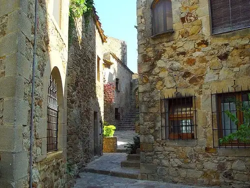 Calles angostas y con mucha historia en Sant Martí d’Empúries