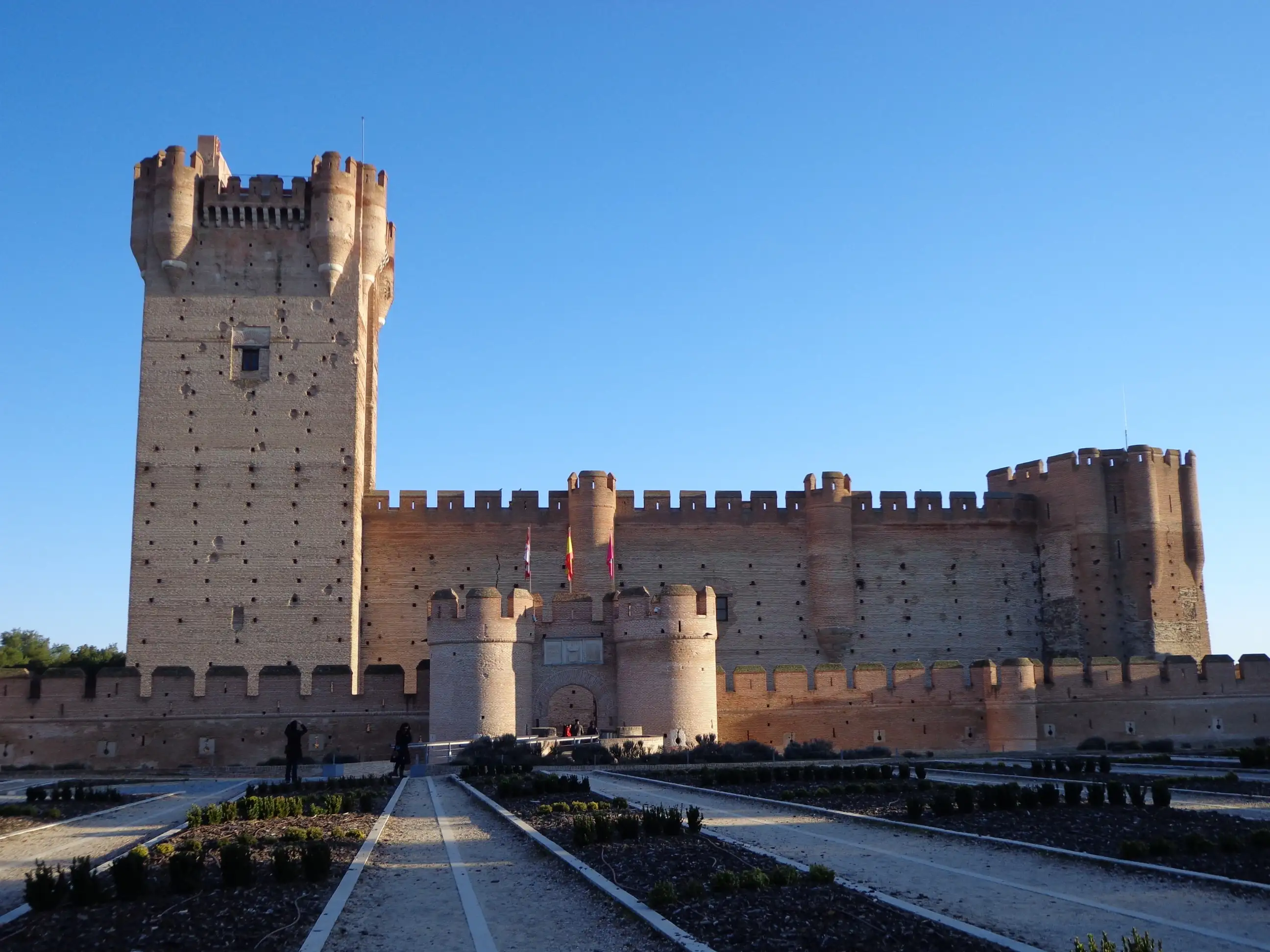 Castillo de la mota, vista general con sus jardines