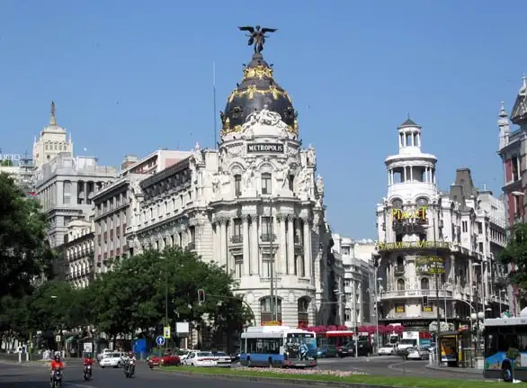  Edificio Metrópolis en Madrid y su paisaje cotidiano