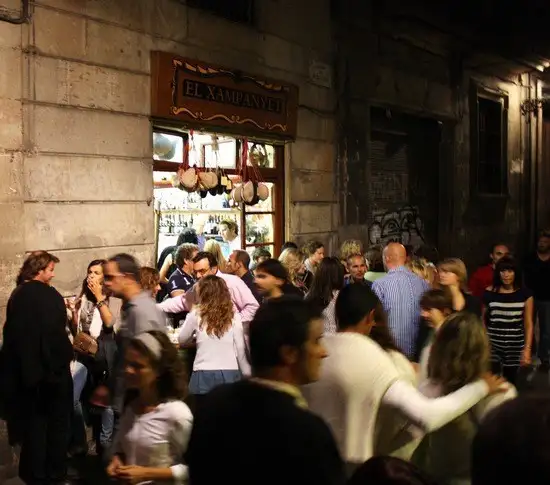 Entrada al Bar El Xampanyet en Barcelona