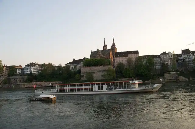 Tour mit der Fähre über dem Fluss