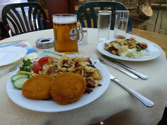 Fischplätzchen und Bratkartoffeln