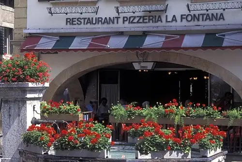 Restaurant und Pizzeria dekoriert mit h&uuml;bschen Blumen