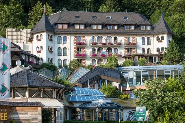 Einige Gebäude und Terrassen am Fuschelsee