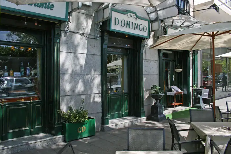 Frente y terraza de Restaurante Casa Domingo