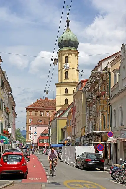 Franziskanische Kirche und Stadtsicht von Graz