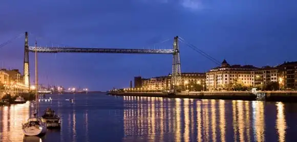 Vista nocturna general del puente colgante declarado Patrimonio de la Humanidad