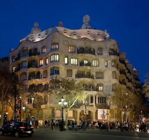 Vista general Casa Mila durante un tour nocturno