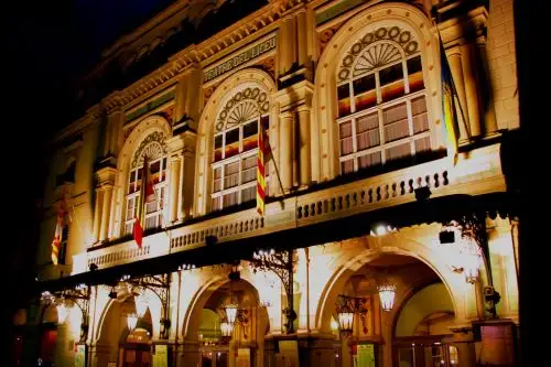 Vista nocturna exterior del Gran Teatre del Liceu en Barcelona