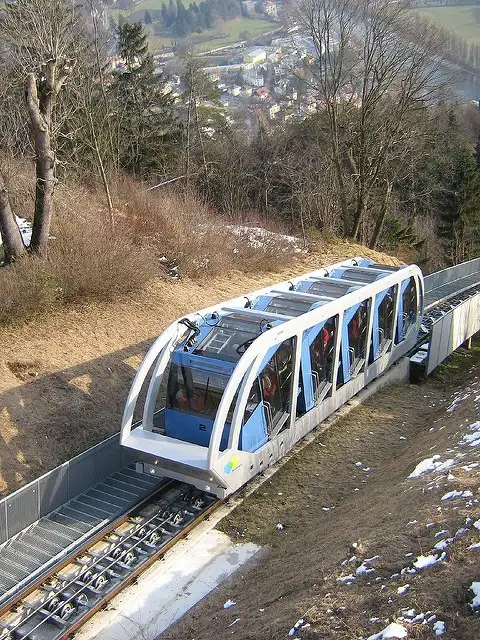 Der Zug kommt in Hungerburg an