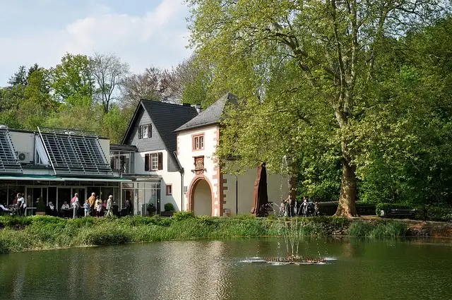 Kleiner Brunnen und Restaurant im Schlosspark in Illingen