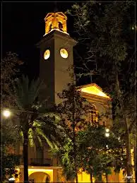 Vista nocturna de la Iglesia Santísima Trinidad en Sant Carles de la Ràpita