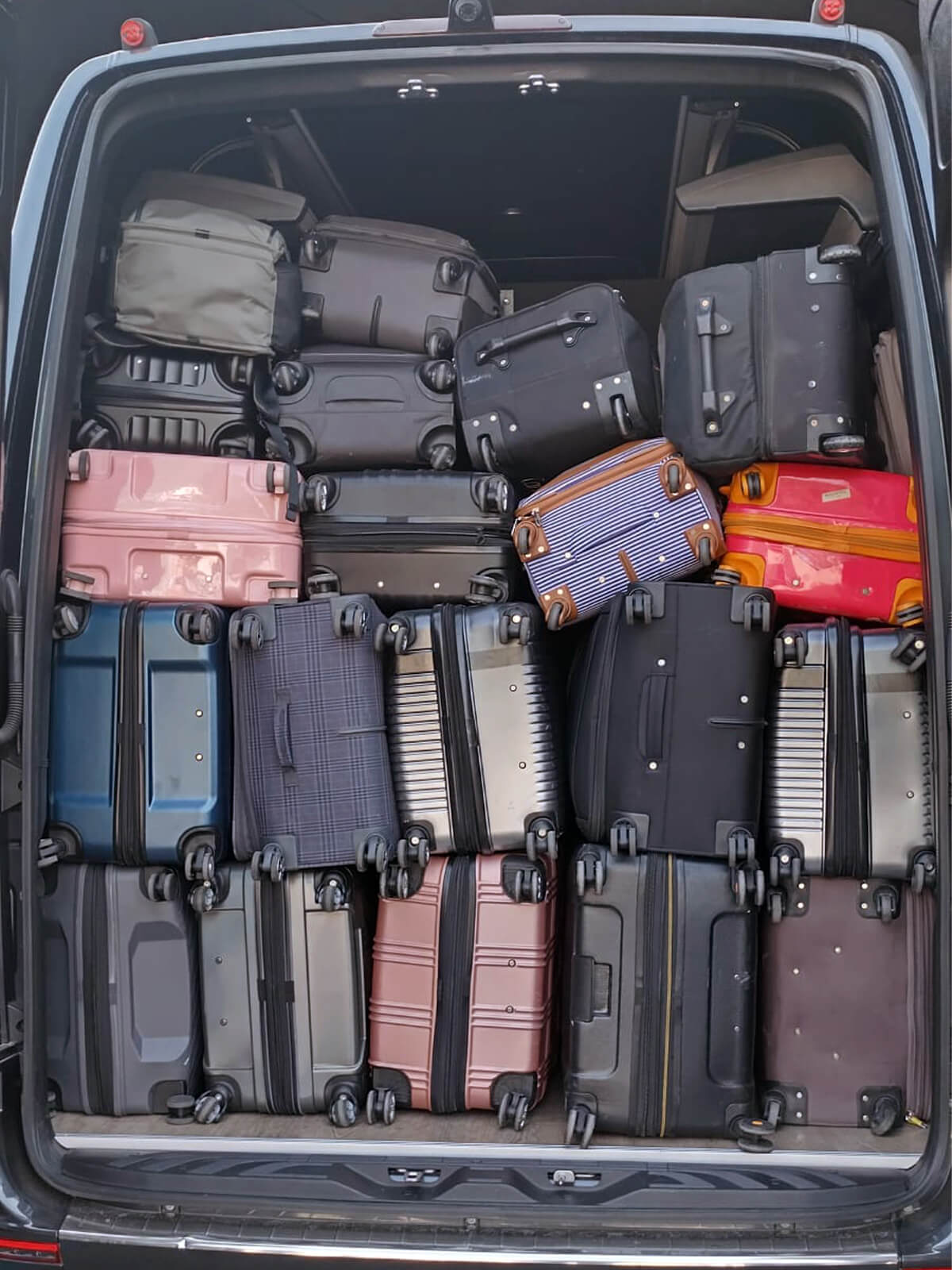 Vista posterior amb maleter al nostre/darrere del Mercedes Benz Sprinter (16 terminis de Punto Transfer di Emiliano Punturiero de Roma