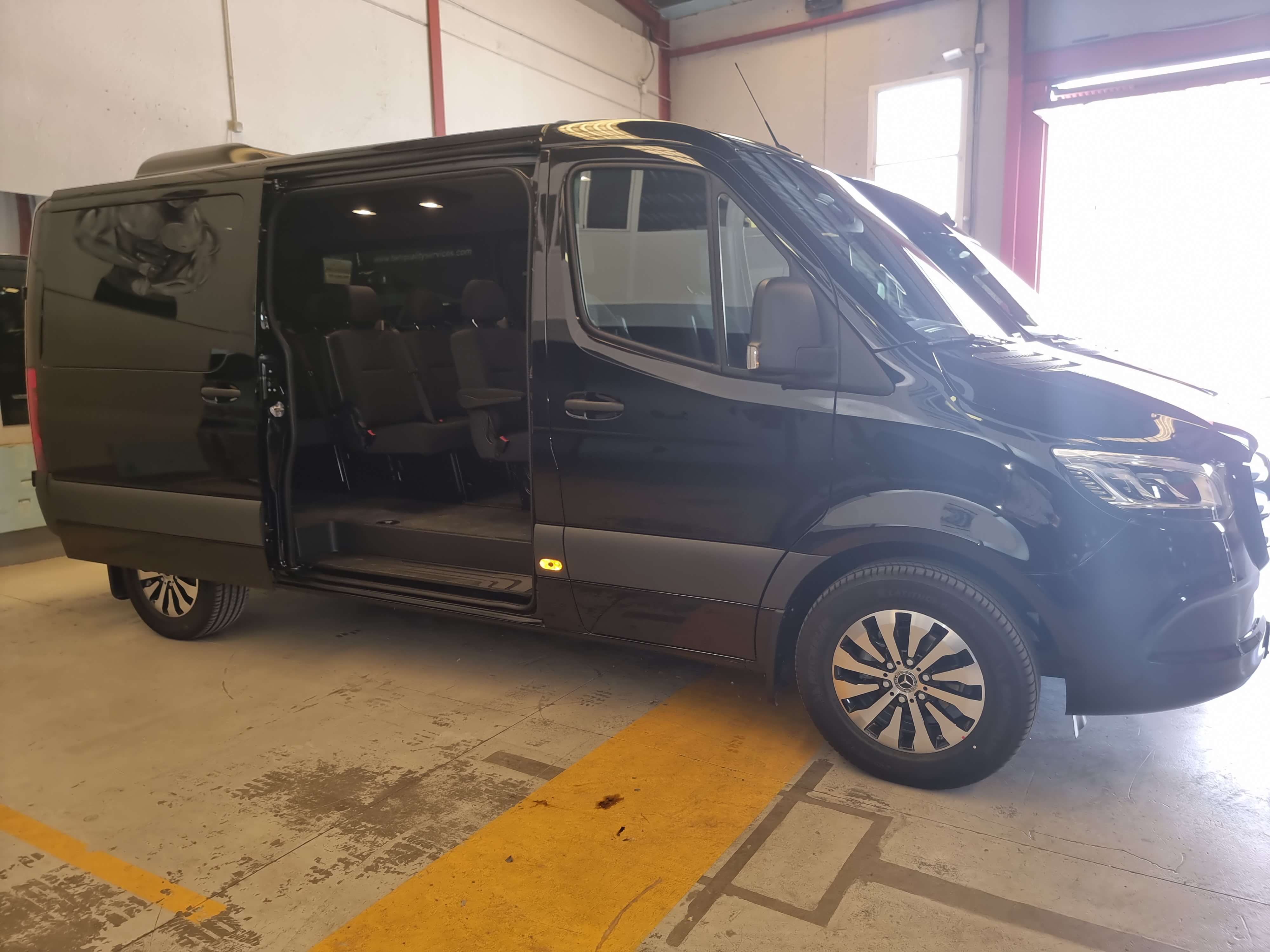 Vista lateral de un del MERCEDES BENZ SPRINTER (8 plazos) de TWH QUALITY SERVICES S.L de Murcia