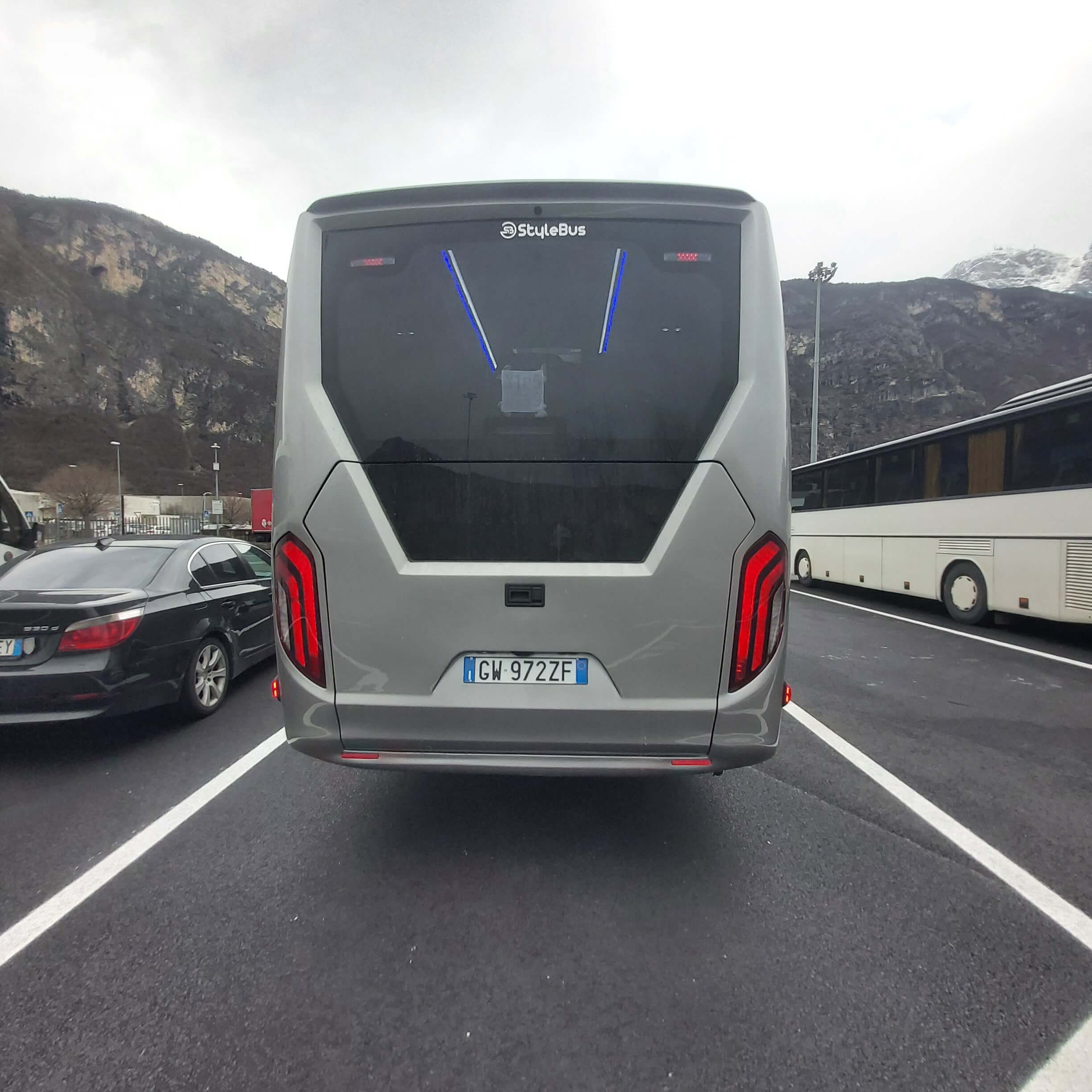 Vista posteriore di a del MERCEDES  SPRINTER (30 posti) di Autonoleggio Amico Srl da TRENTO