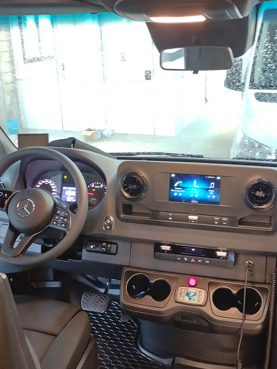 Interior amb seient del conductor d'a del Mercedes Benz Sprinter (16 terminis de Punto Transfer di Emiliano Punturiero de Roma