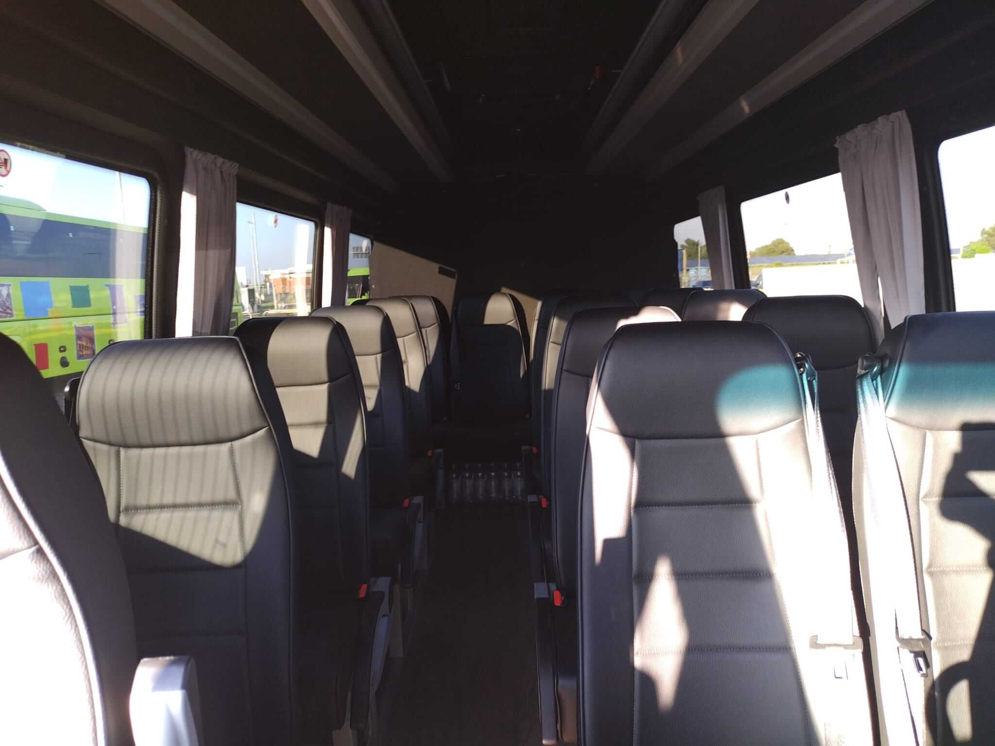 Interior amb seient del conductor d'a del Mercedes Benz Sprinter (16 terminis de Punto Transfer di Emiliano Punturiero de Roma