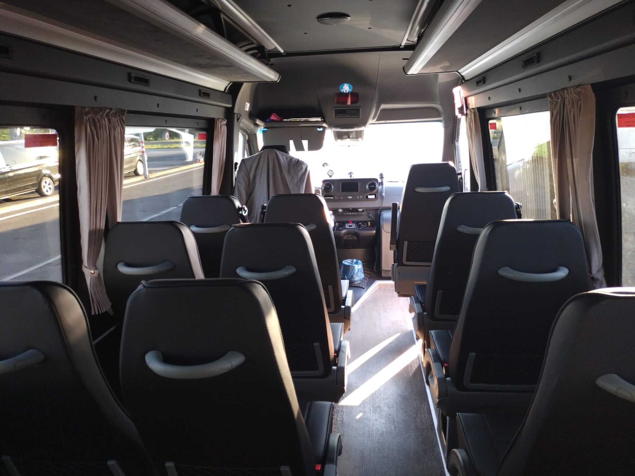 Interior amb seient del conductor d'a del Mercedes Benz Sprinter (16 terminis de Punto Transfer di Emiliano Punturiero de Roma