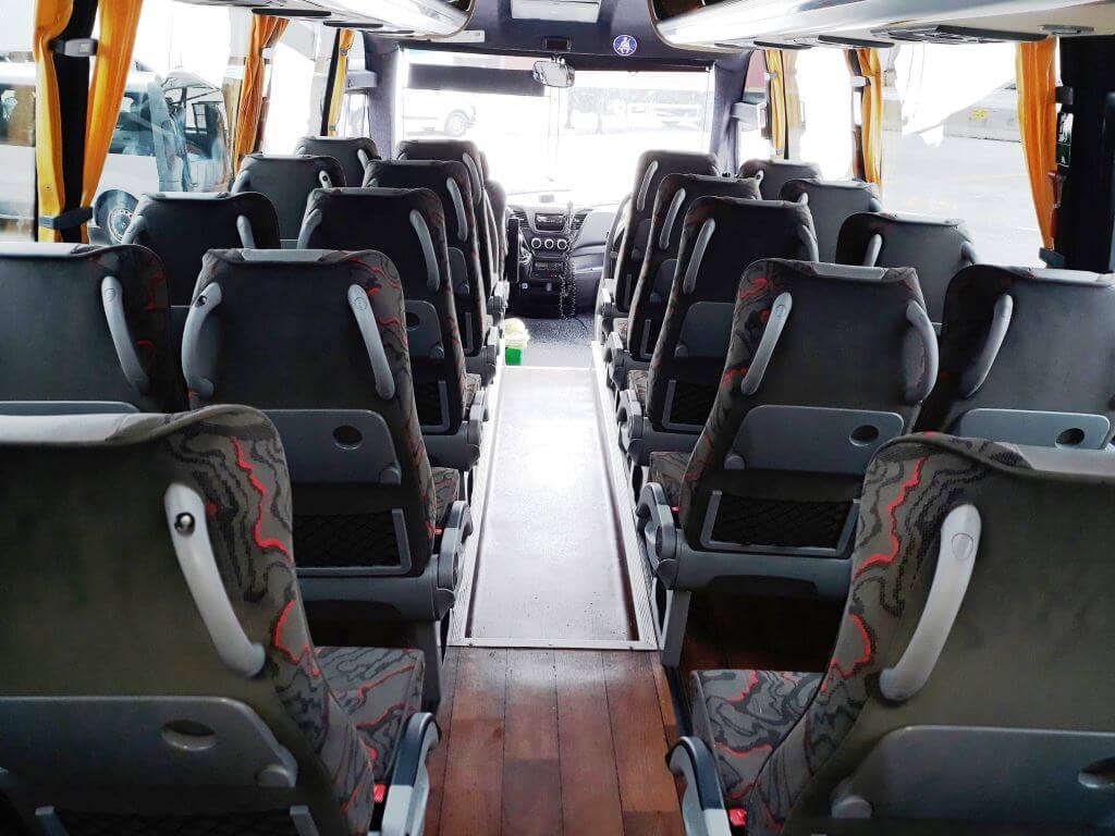 Interno con tavolo di a del Iveco Maximo L (30 posti) di Autonoleggio Amico Srl da TRENTO