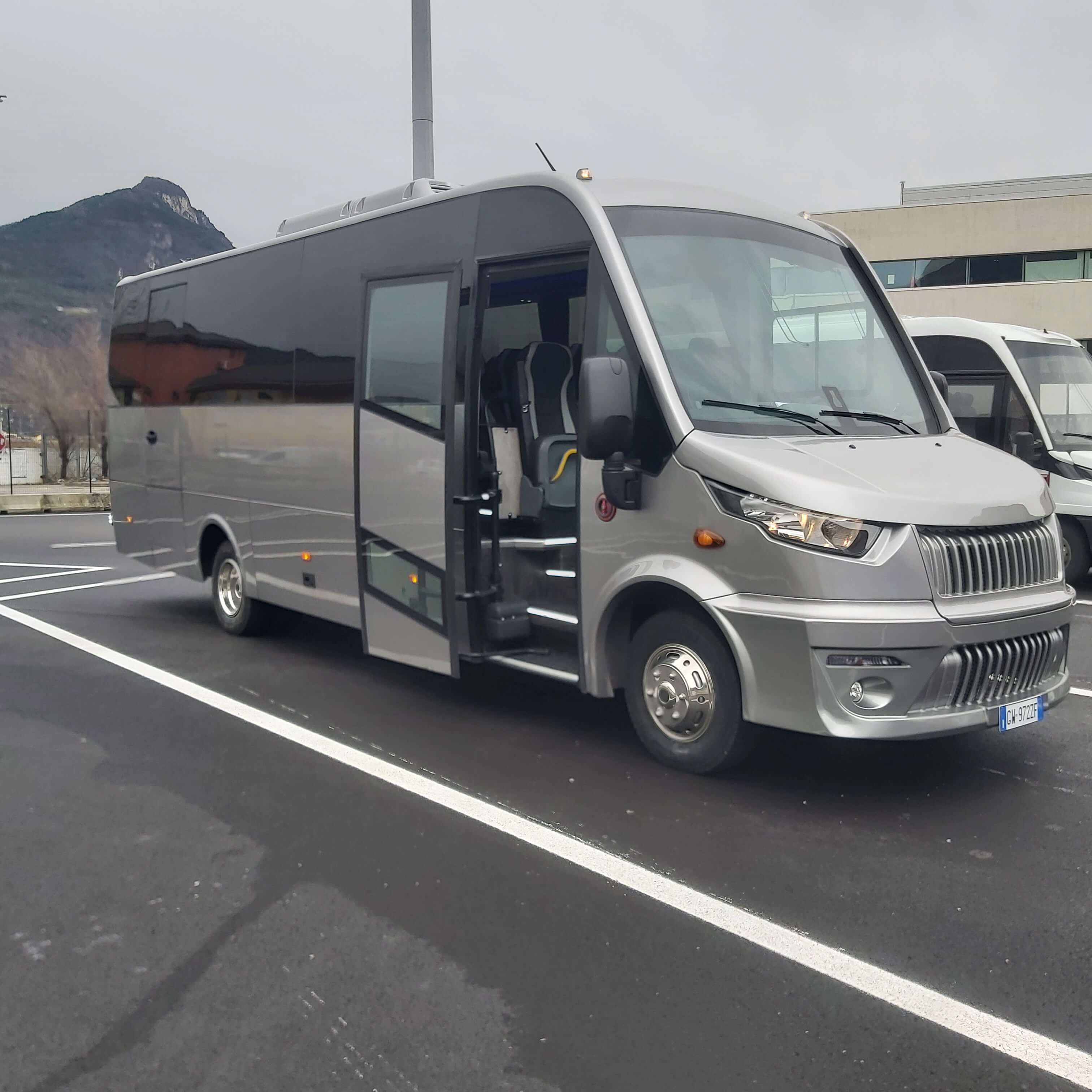 Vista laterale di a del MERCEDES  SPRINTER (30 posti) di Autonoleggio Amico Srl da TRENTO