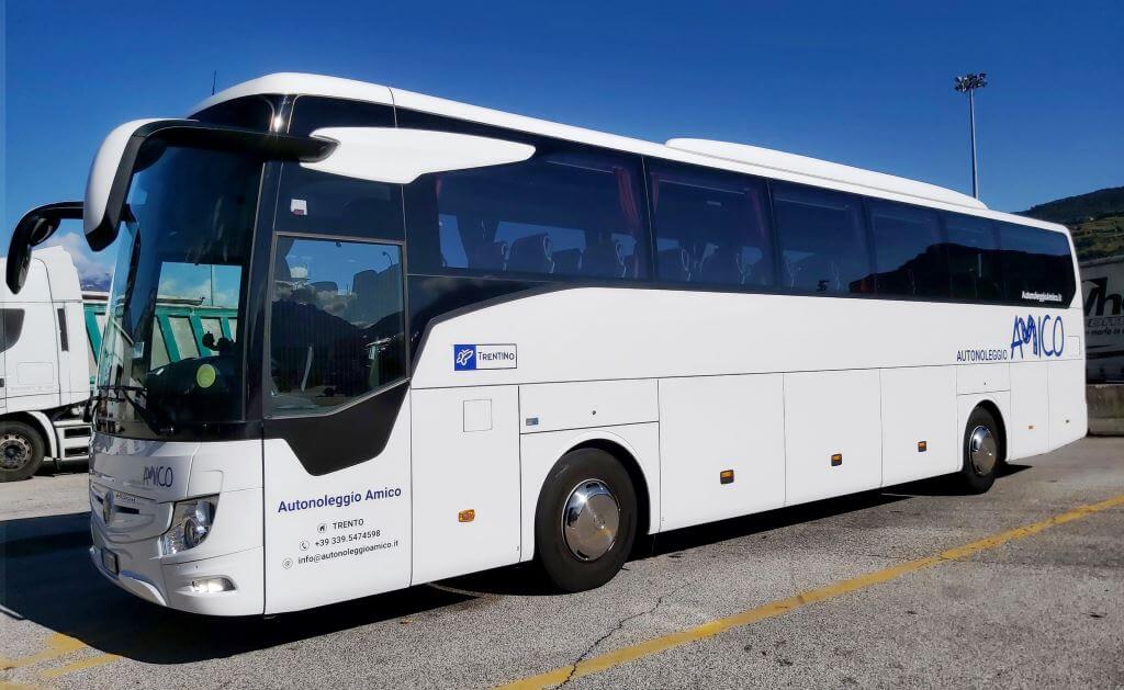 Vista laterale con ragione sociale della ns del Mercedes Tourismo (56 posti) di Autonoleggio Amico Srl da TRENTO