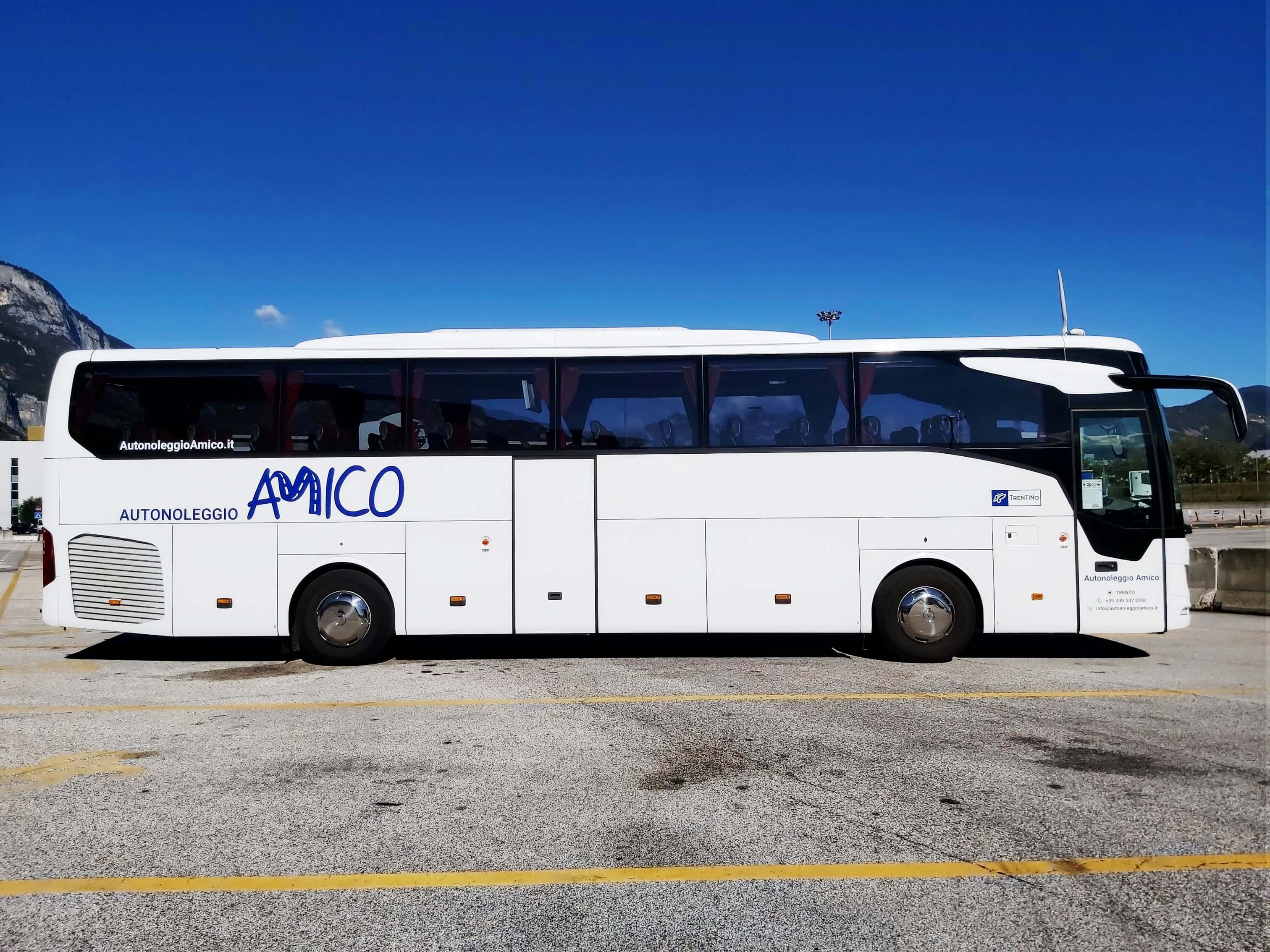 Vista laterale con ragione sociale della ns del Mercedes Tourismo (56 posti) di Autonoleggio Amico Srl da TRENTO