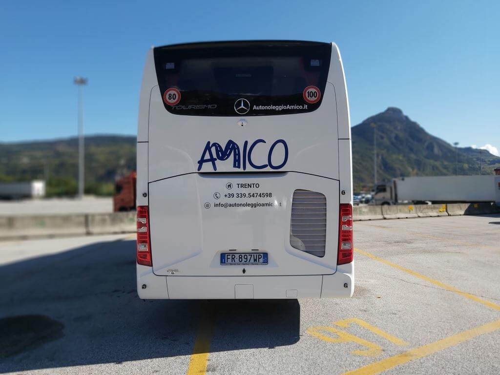 Vista posteriore di a del Mercedes Tourismo (56 posti) di Autonoleggio Amico Srl da TRENTO