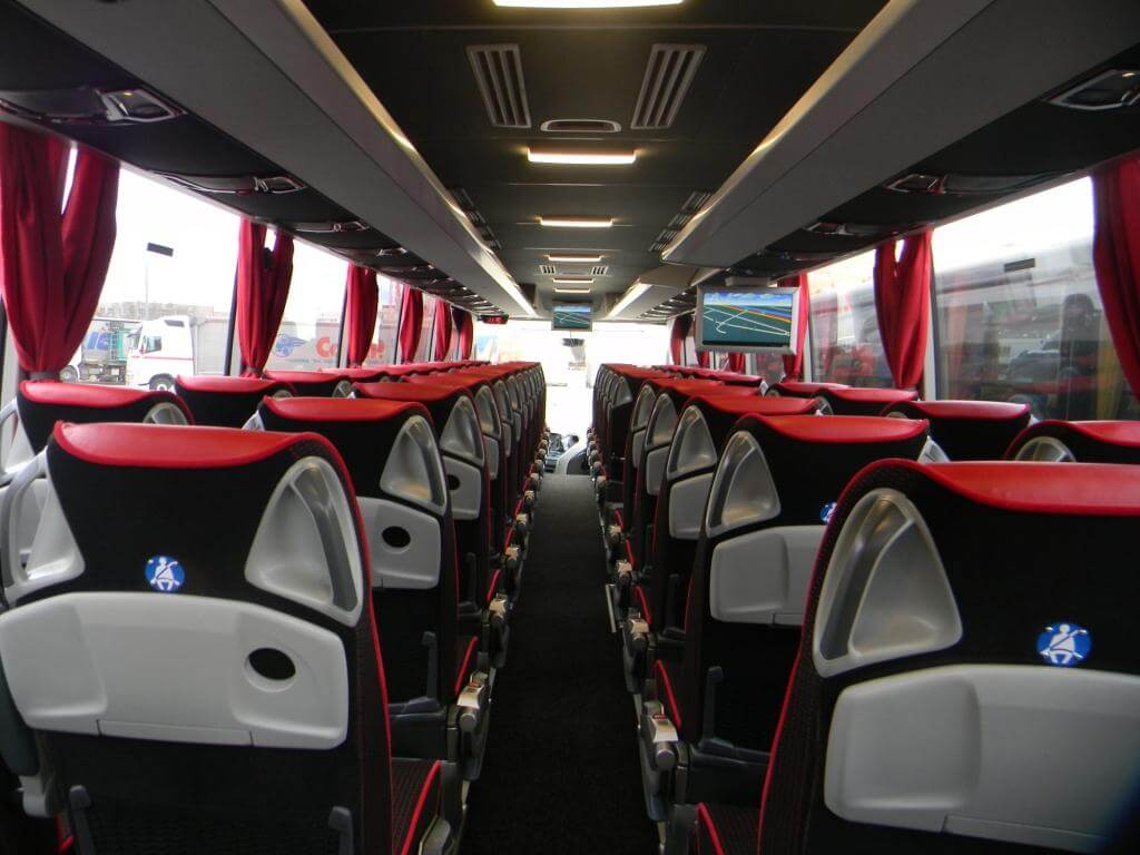 Interno con tavolo di a del Mercedes Tourismo (56 posti) di Autonoleggio Amico Srl da TRENTO