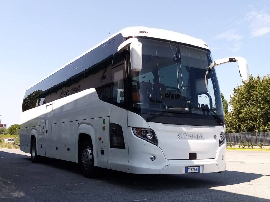 Vista frontale del nostro del Scania  Touring (56 posti) di Autonoleggio Amico Srl da TRENTO
