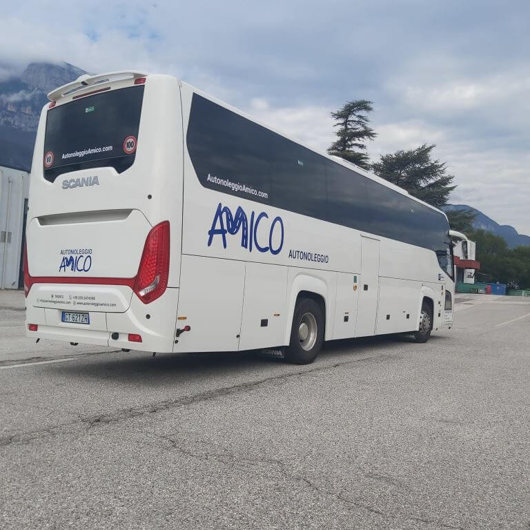 Vista posteriore con il nome dell'azienda di a del Scania  Touring (56 posti) di Autonoleggio Amico Srl da TRENTO