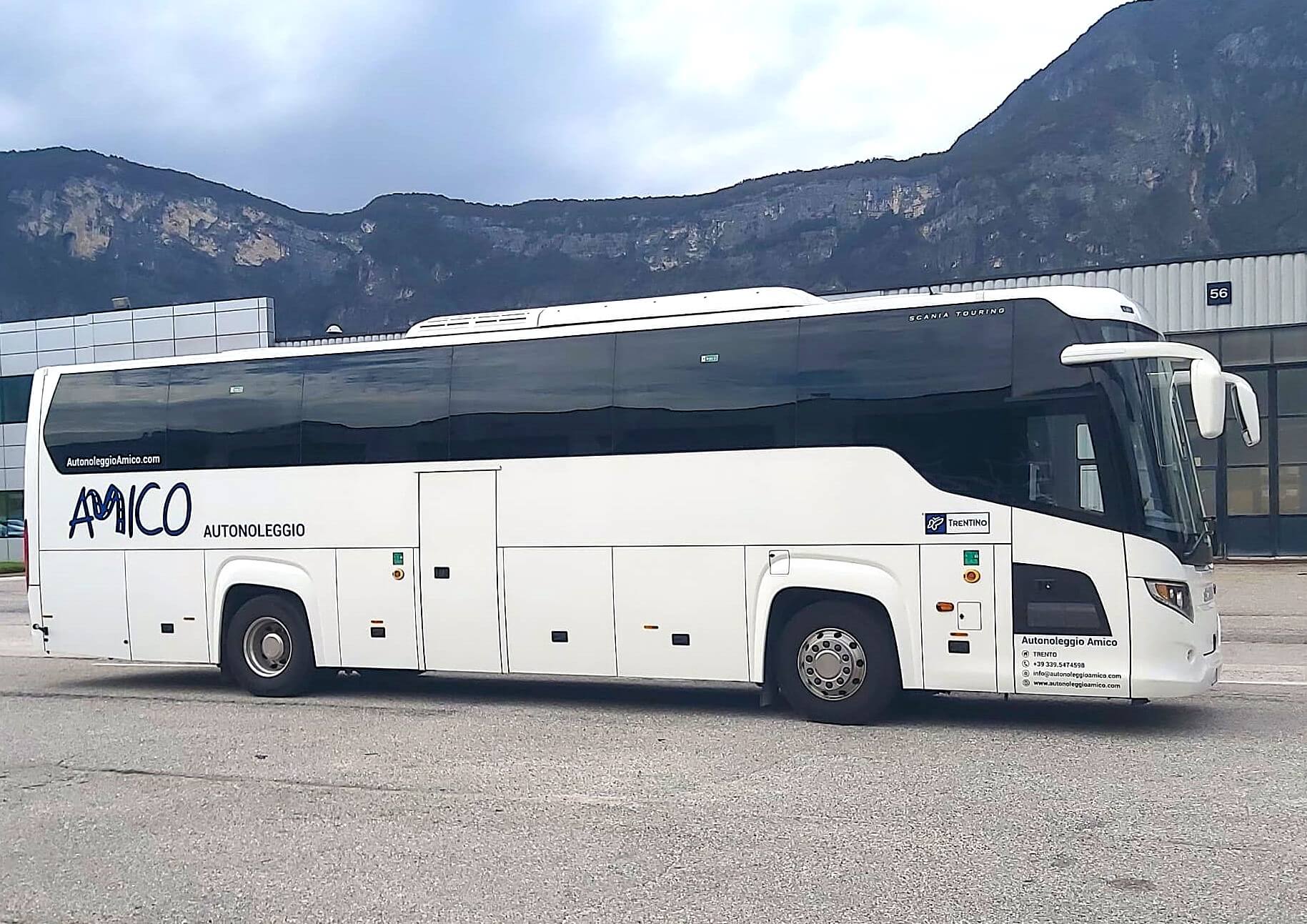 Vista laterale con logo del ns del Scania  Touring (56 posti) di Autonoleggio Amico Srl da TRENTO