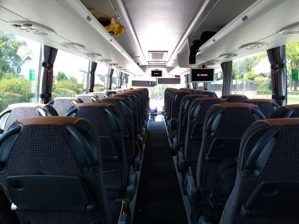 Interno con tavolo di a del Scania  Touring (56 posti) di Autonoleggio Amico Srl da TRENTO