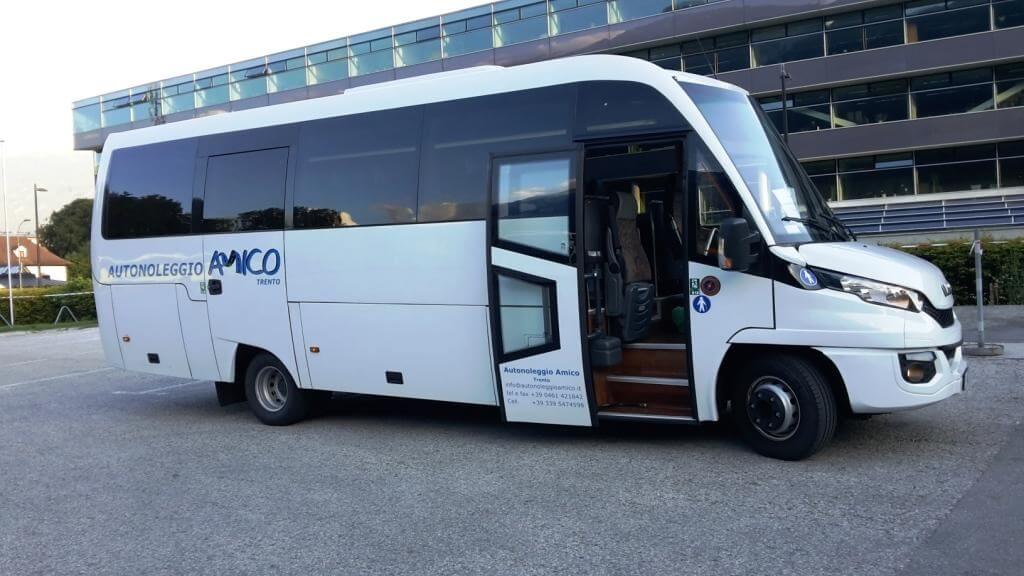 Vista laterale con ragione sociale della ns del Iveco Maximo L (30 posti) di Autonoleggio Amico Srl da TRENTO