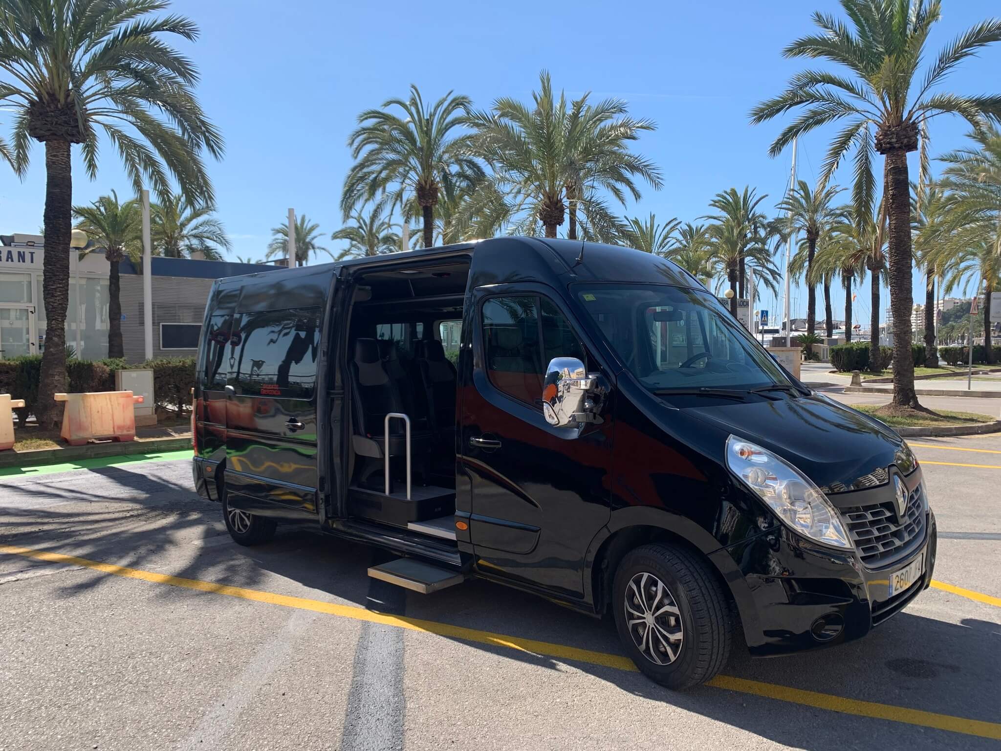 Frontalansicht unserer der Mercedes Sprinter 416 (13 Plätze ) von Happybus SL in PALMA DE MALLORCA