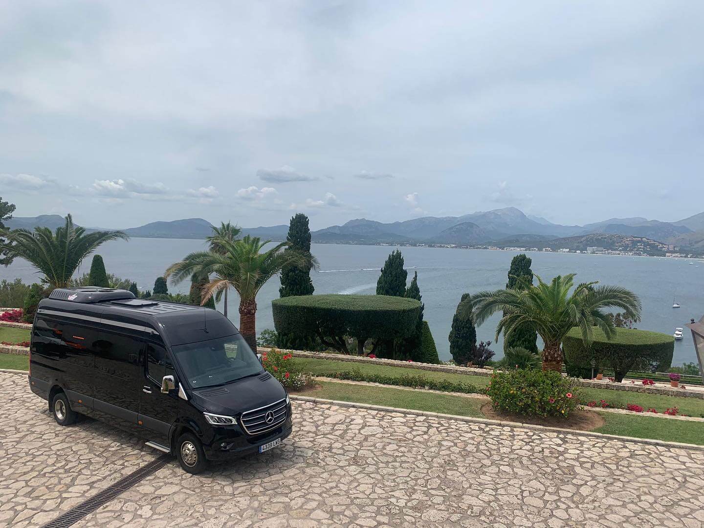 Vista frontal del nostre del Mercedes Sprinter 519 (20 terminis de Happybus SL de PALMA DE MALLORCA