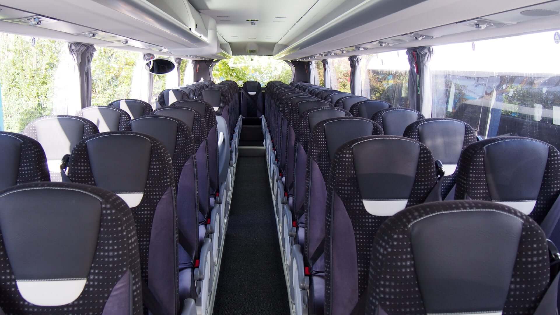 Interni con posto guida di a del Vanhool EX (57 posti) di Heathrow Coaches Limited da Hayes