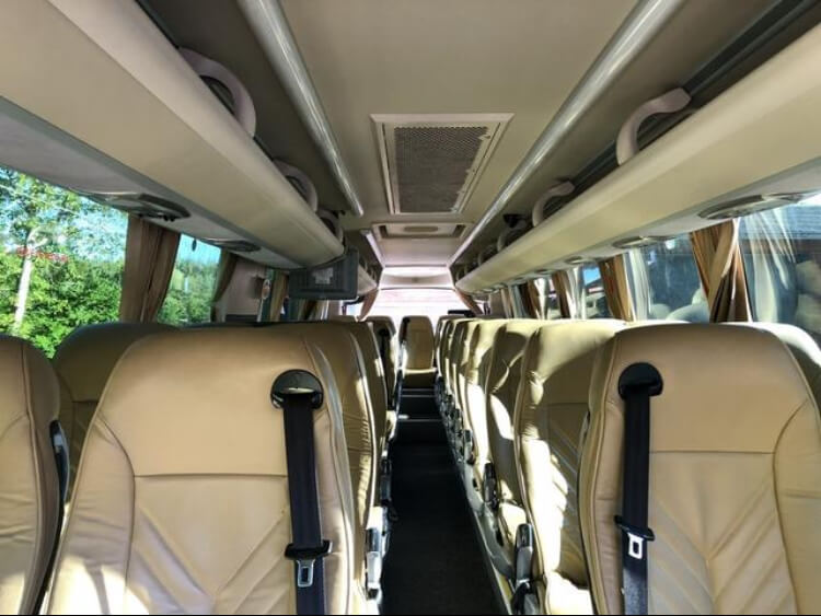 Interior de nuestro del Cummins XMQ6996 (37 plazos) de Trax Shuttle Services de Lisbon District