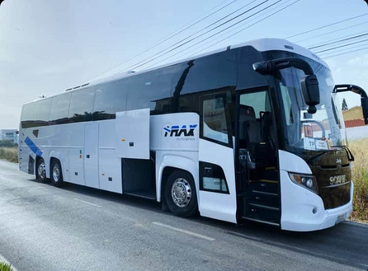 Vista lateral con maletero abierto de del SCANIA  HIGER TOURING HD (57 plazos) de Trax Shuttle Services de Lisbon District