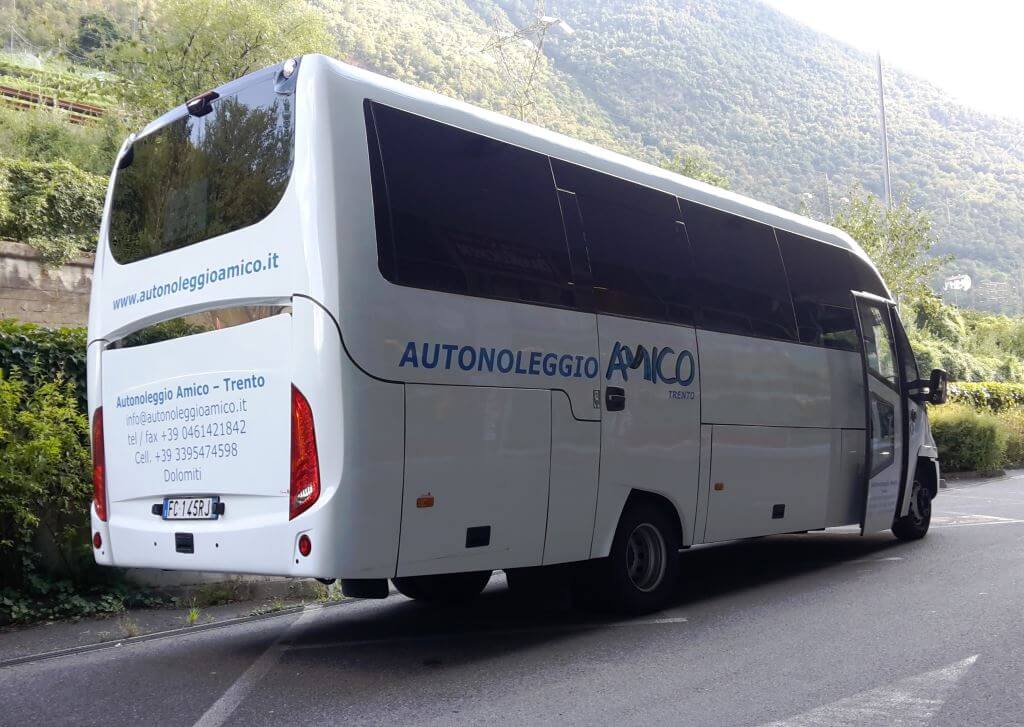 Vista posteriore con il nome dell'azienda di a del Iveco Maximo L (30 posti) di Autonoleggio Amico Srl da TRENTO